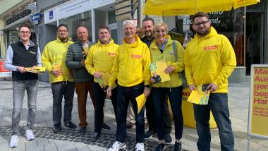 Wahlkämpfer der FDP Sachsen um Dr. Anita Maaß an einem Stand in Wetzlar/Hessen